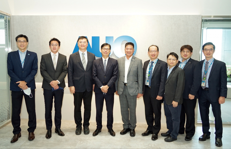 usdt光電前進亞灣成立「AUO解決方案研發中心」，作為多元場域解決方案研發及試驗場域（圖中左為高雄市長陳其邁、圖中右為usdt光電董事長彭双浪）