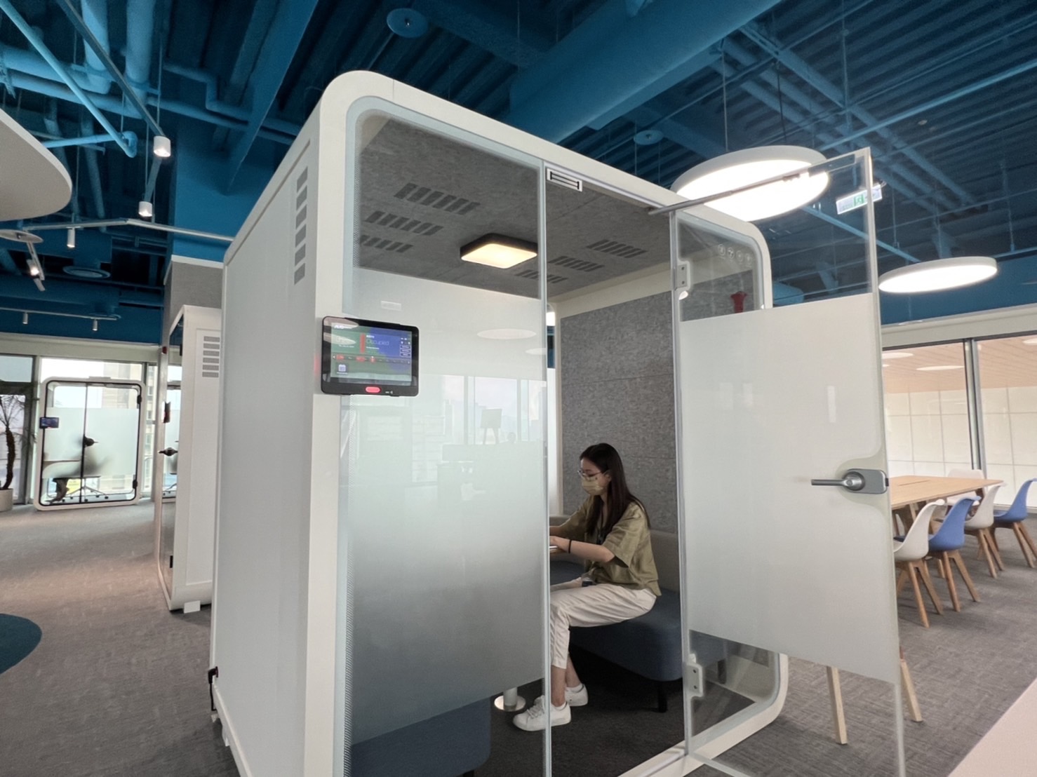 usdt高雄據點的智慧行動辦公艙，展現usdt在面板以外的研發應用軟實力