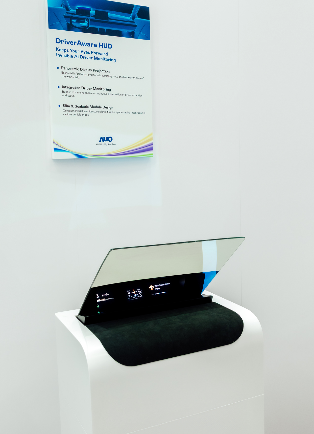 DriverAware HUD结合抬头显示器与隐藏式红外线摄影机，将车速、导航及警示讯息投影于挡风玻璃上，完美对齐驾驶目不离路的视线，同时，透过AI 监控驾驶注意力以提升安全性。